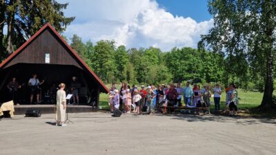 No pārdroša sapņa līdz tradīcijai: Džūkstē jau trešo reizi rībēs jaudīgie Roka Dziesmu svētki
